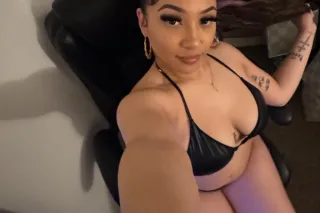 Cum see me for my birthday 😘 - Image 1