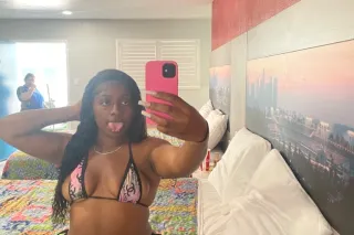 Sexy, thick & chocolate 💋 ready to show you a magic trick🪄💦 - Image 4